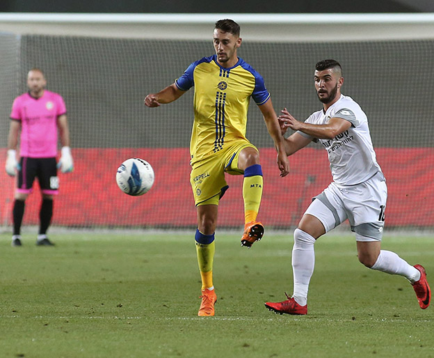 אצילי. עמד בציפיות של הספרה 7 (אלן שיבר)