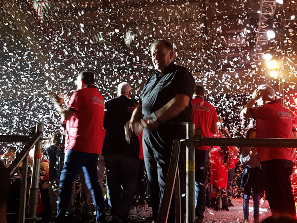 כץ בדרך לבמה. ספג קריאות בוז