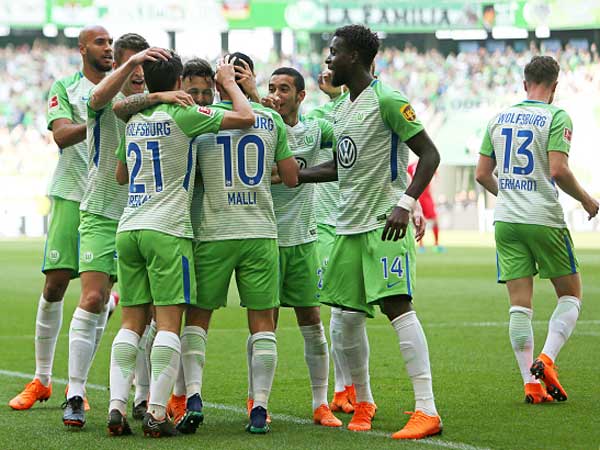 שחקני וולפסבורג חוגגים. (getty)