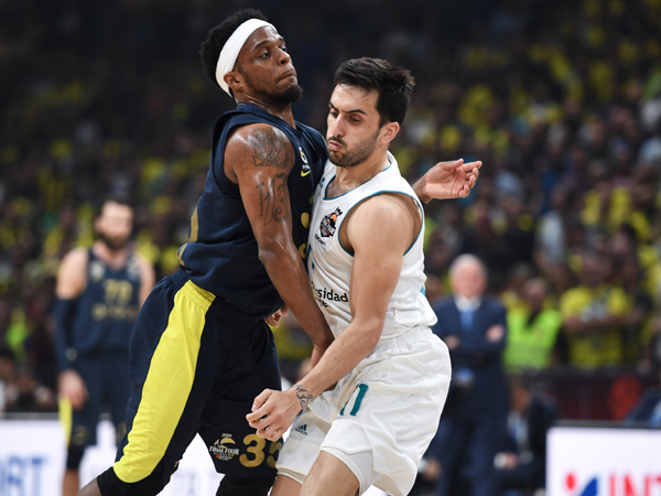 דיקסון מול קמפאסו. מחצית צמודה ראינו בבלגרד (GETTY)