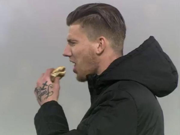 לא היסס לאכול סנדוויץ' על הספסל