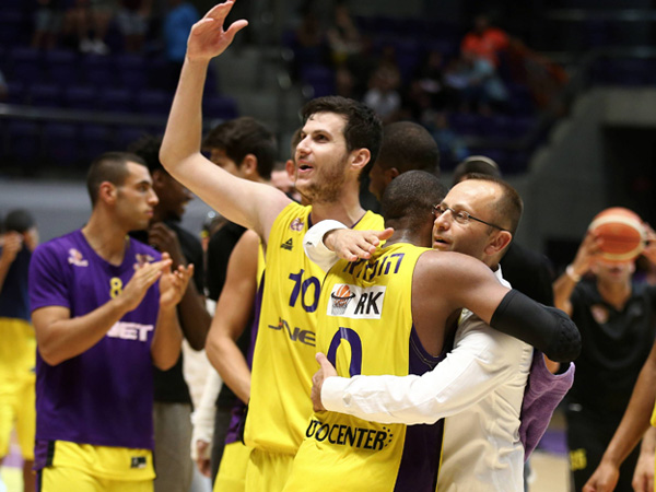 המהלך קרם עור וגידים אחרי משחק מס' 2 באילת. שמיר (צילום: אלן שיבר)