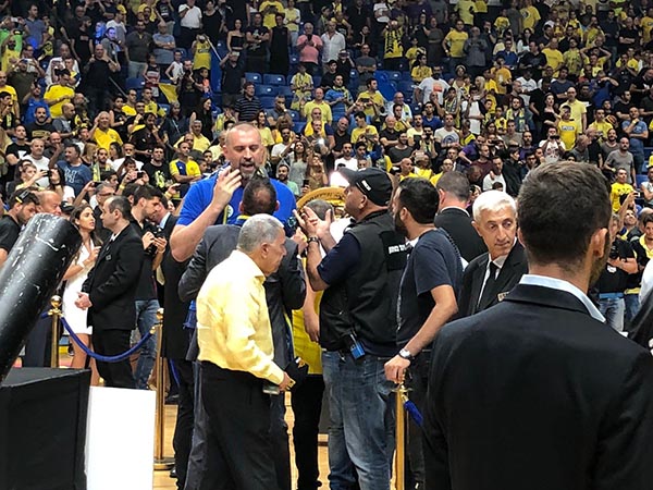 וויצ'יץ', לכמה דקות לא קיבל אישור לעבור לבמה של קבלת הצלחת