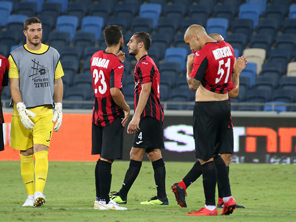 שחקני הפועל חיפה. בוכים על זמן המנוחה (יוסי שקל)