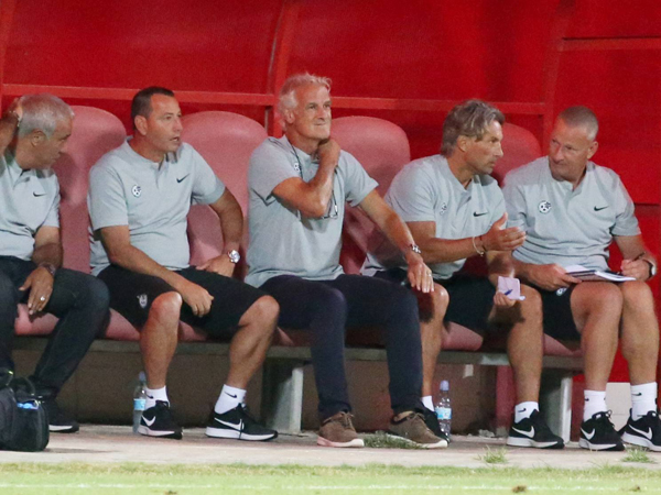 מנומס מול המצלמה, אך עצבני מול השחקנים. רטן (יוסי שקל)