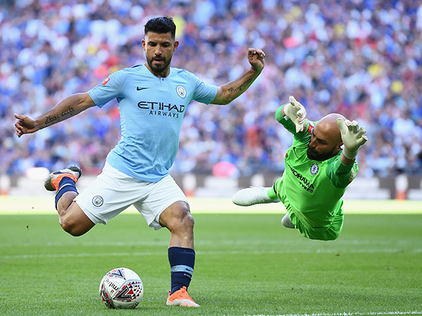 אגוארו בדרך לשער. שכח מהמונדיאל הקשה (GETTY)