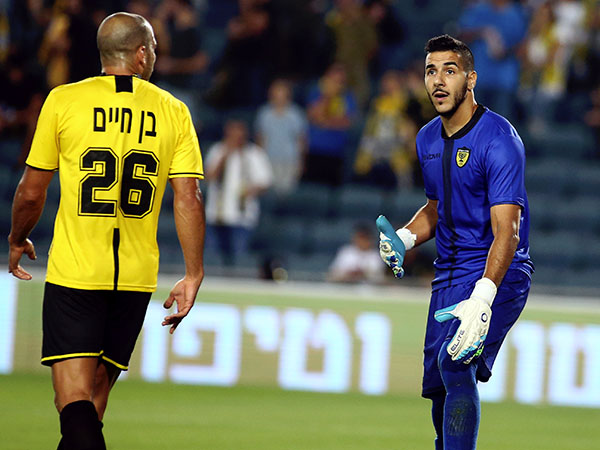 בן חיים וניצן. ההגנה של בית"ר לא קיימת (צילום: אלן שיבר)