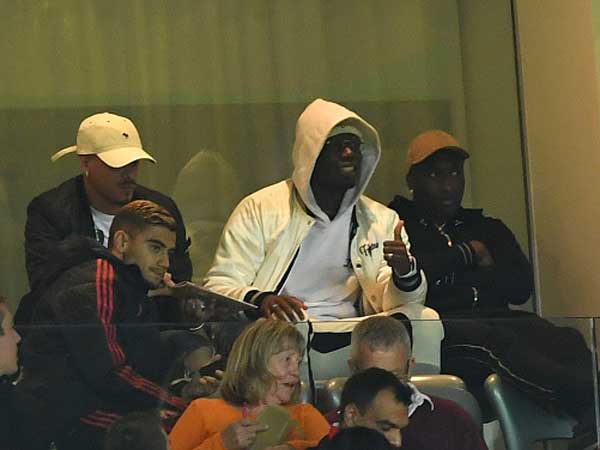 פול פוגבה ביציע, לא ברור ממה הוא מרוצה (getty)