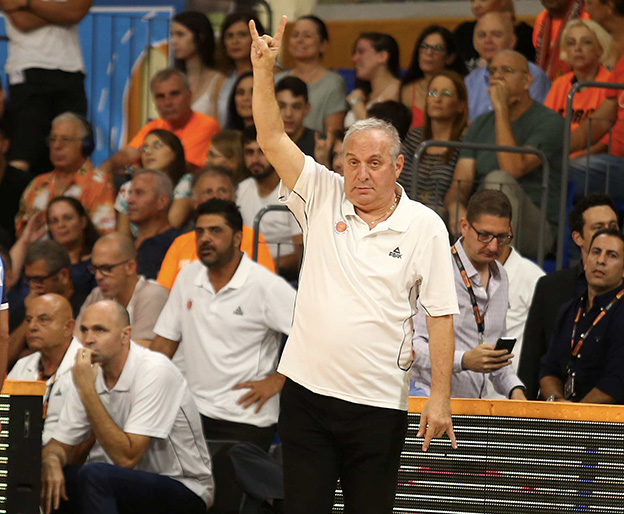 שרף מפנטז על תואר ראשון ב-2018/19 (אלן שיבר)