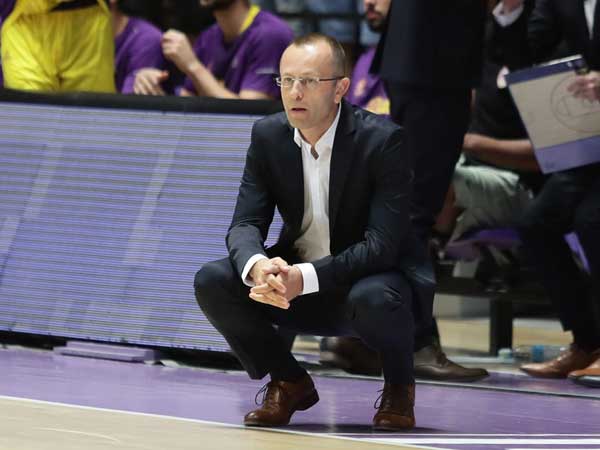 שמיר. מתמודד עם עומס בעמדות הפורוורד (FIBA)