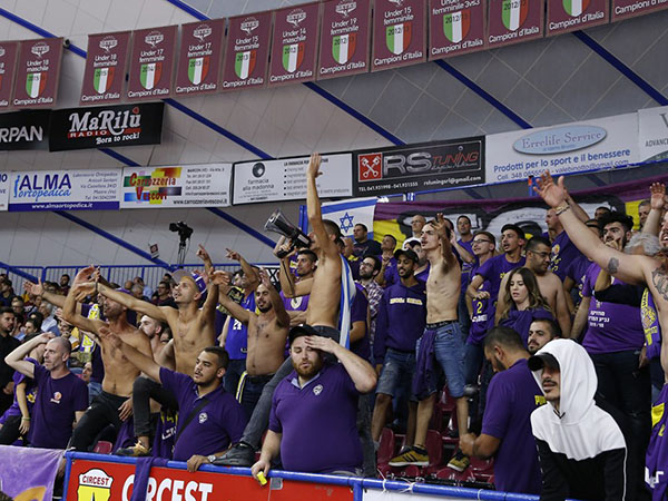 הסגולים נהנו מאווירה ביתית באיטליה (FIBA)