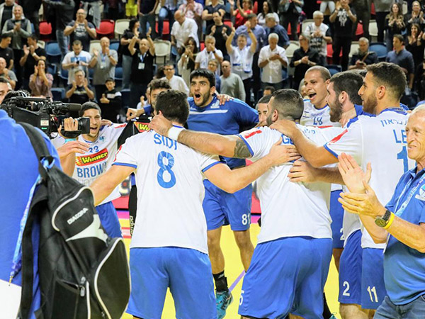 שחקני הנבחרת חוגגים ניצחון גדול (הדר ואן קולא, איגוד הכדוריד)