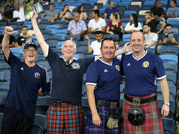 גם הם תלויים בעצמם. אוהדי נבחרת סקוטלנד (אלן שיבר)