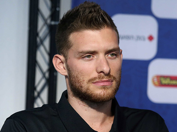 רוצה לשחק, אבל לא בטוח שזה אפשרי. מקל (אלן שיבר)