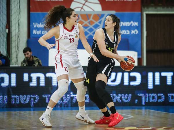 דיאמנט עם הכדור במשחק המרכזי (עודד קרני, באדיבות מנהלת ליגת העל לנשים)