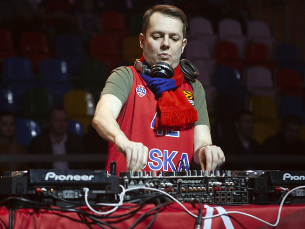 הצהובים התחברו לאווירת החג במוסקבה (Getty)