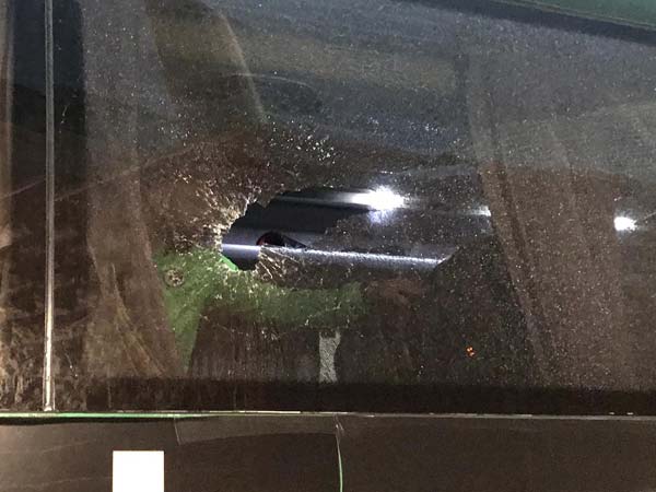 השמשה המנופצת. הוגשה תלונה במשטרה