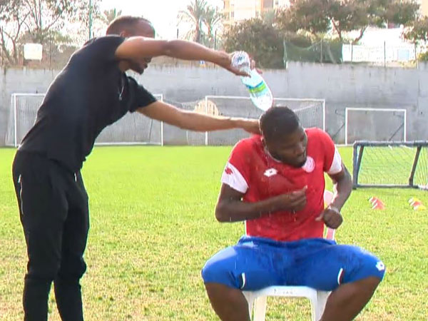 לוסיו. בחדרה הוא מרגיש בבית