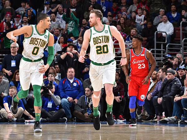 ניצחון יקר לבוסטון (צילום: Jesse D. Garrabrant/NBAE via Getty Images)