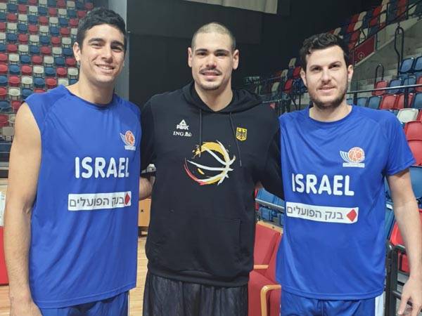 צירבס עם פניני ושגב באימון