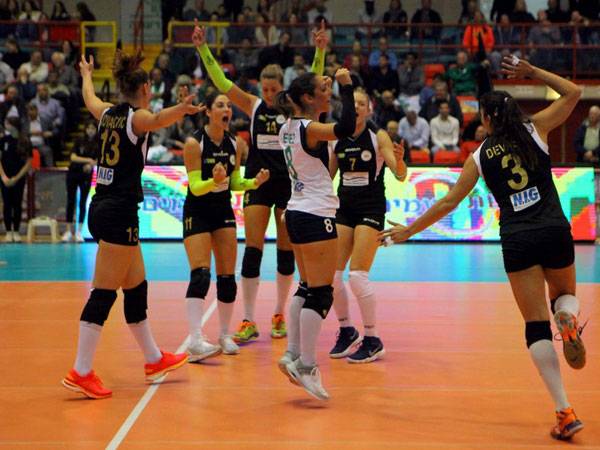 שחקניות הפועל כפ"ס. הצליחו לשבור את הרצף של מכבי חיפה (איגוד הכדורעף)