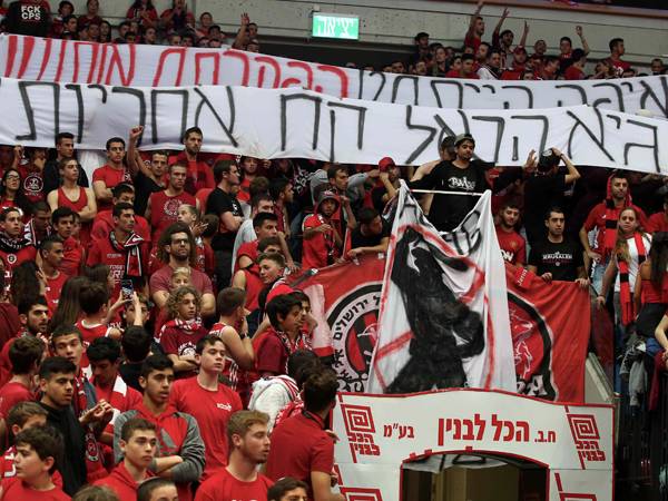 השלטים שקיבלו את ההנהלה אחרי החזרה מוולנסיה (אלן שיבר)