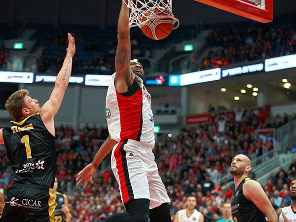 תומאס. ריחף בארנה ברבע השני (אלן שיבר)