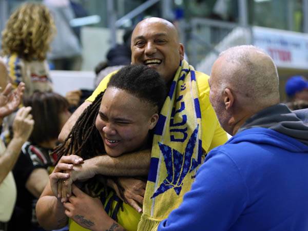 האוהדים מחבקים את דניאל אדאמס (צילום: אודי ציטיאט)