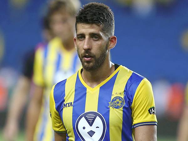 המועמד המוביל. מיכה (אלן שיבר)