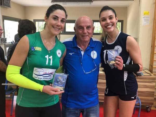 למוס (מימין) וקוראה עם פרסי השחקניות המצטיינות (באדיבות אתר איגוד הכדורעף)