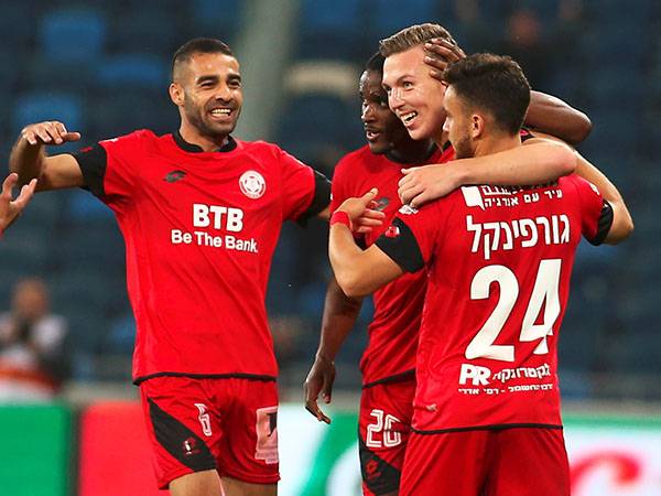 שחקני חדרה. חוגגים ניצחון ראשון אחרי שבעה משחקים ללא ניצחון (אלן שיבר)