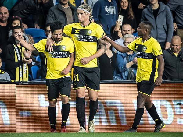 נתניה חיה ובועט (עודד קרני)