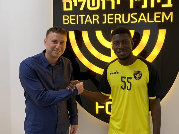 מוחמד במעמד החתימה (צילום: בית"ר ירושלים)