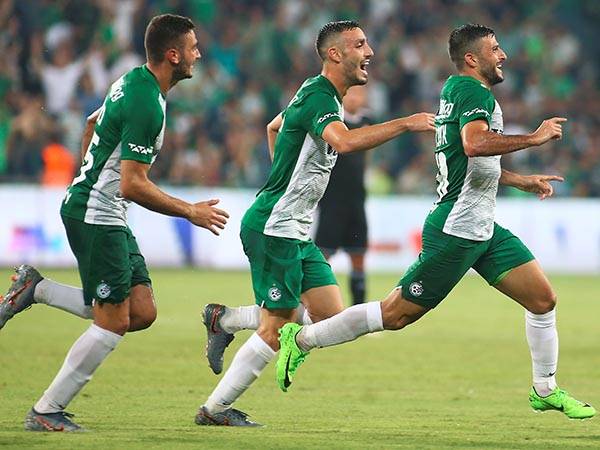 אשכנזי. הציג את עצמו יפה מול הקהל בסמי עופר (אלן שיבר)