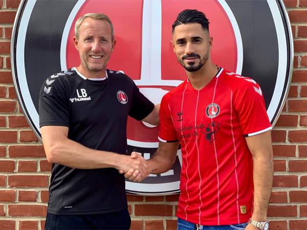 כיאל עם מאמנו החדש לי בוייר (צ'רלטון, רשמי)