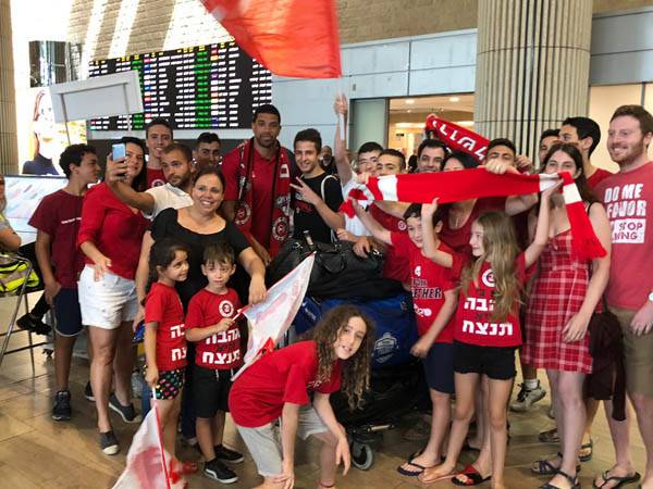 פלדין עם עשרות אוהדים בנתב"ג