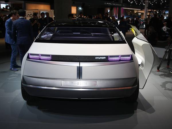 חוץ מהומאז' לפוני שהומצאה לפני 45 שנה, המכונית הזו מתהדרת בזוויות של 45 מעלות בחלק האחורי והקדמי, מוטיב יהלום וגם תכנון בהשראת מטוסים משנות ה-20