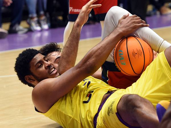 מלחמה על כל כדור וזה כבר ניצחון שלישי רצוף לחולון (צילום: ברני ארדוב)