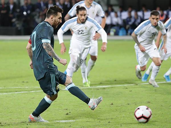 "לא חיפשתי סלפי". מסי בעת ביצוע הפנדל (צילום: דני מרון)