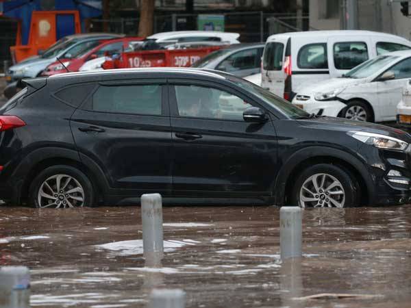 הצפות מחוץ לבלומפילד, בכל מקרה אוהדים לא היו מצליחים להגיע (אודי ציטיאט)