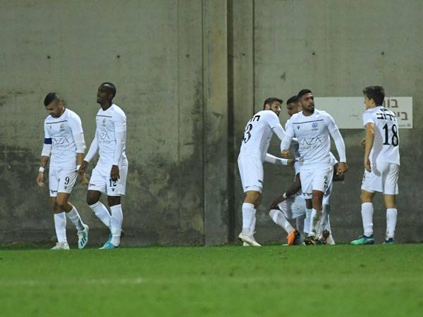 וחגג יחד עם החברים (צילום: אנצ'ו גוש, סוכנות ג'יני)