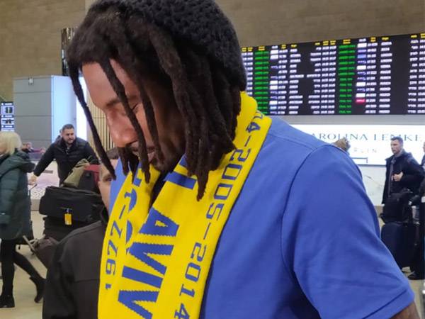 אמארה בנמל התעופה. היה יכול להיות באותה סיטואציה עם צעיף אדום