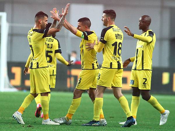 אלירן עטר חוגג את אחד משני שעריו אמש (צילום: אלן שיבר)