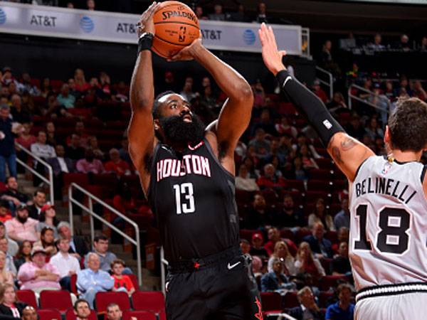 מכונה. הארדן (צילום: Bill Baptist/NBAE via Getty Images)