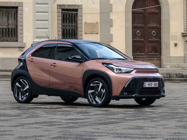 מיני במחיר סופר: טויוטה אייגו X הייבריד בישראל - ערוץ הספורט