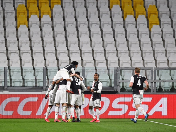 יובנטוס חוגגת מול היציעים הריקים (Getty)