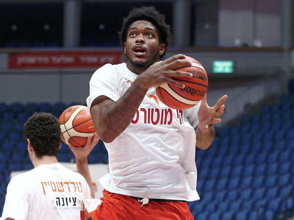 אתלט בצורה יוצאת דופן. אוליבר (אלן שיבר(