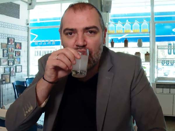 "האוהדים שולחים לי שירים ביוונית שאני אפילו לא מכיר"