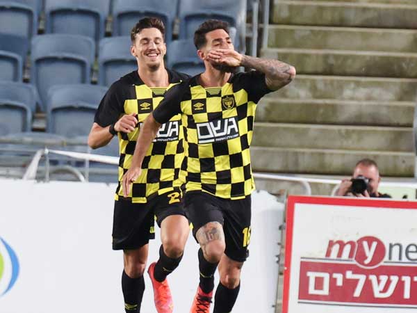 עטר השלים צמד עם בעיטת עקב נפלאה לרשת (דני מרון)