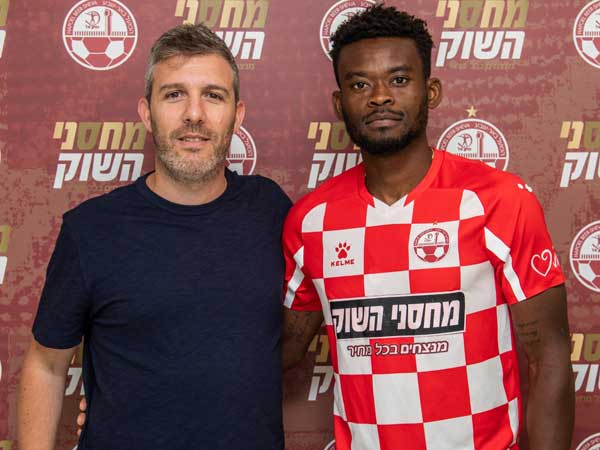 יוג'ין אנסה במדים האדומים. הפועל באר שבע ממשיכה להתחזק (צילום: הפועל באר שבע)